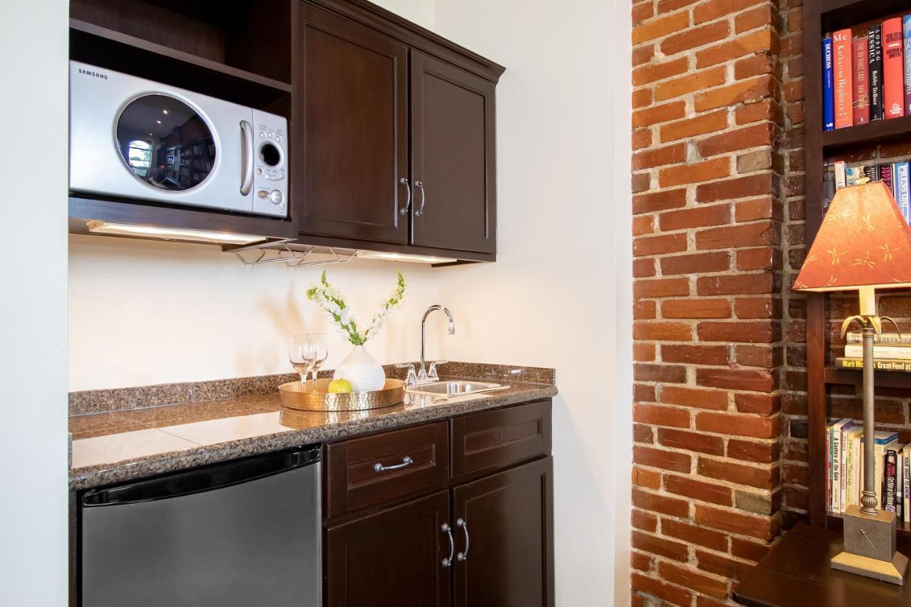 Retro Suites Hotel Chatham-Kent المظهر الخارجي الصورة